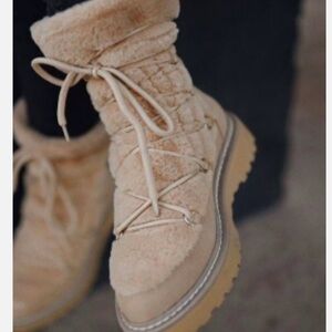 Jennifer Lopez Beige Faux-Fur Winter Booties